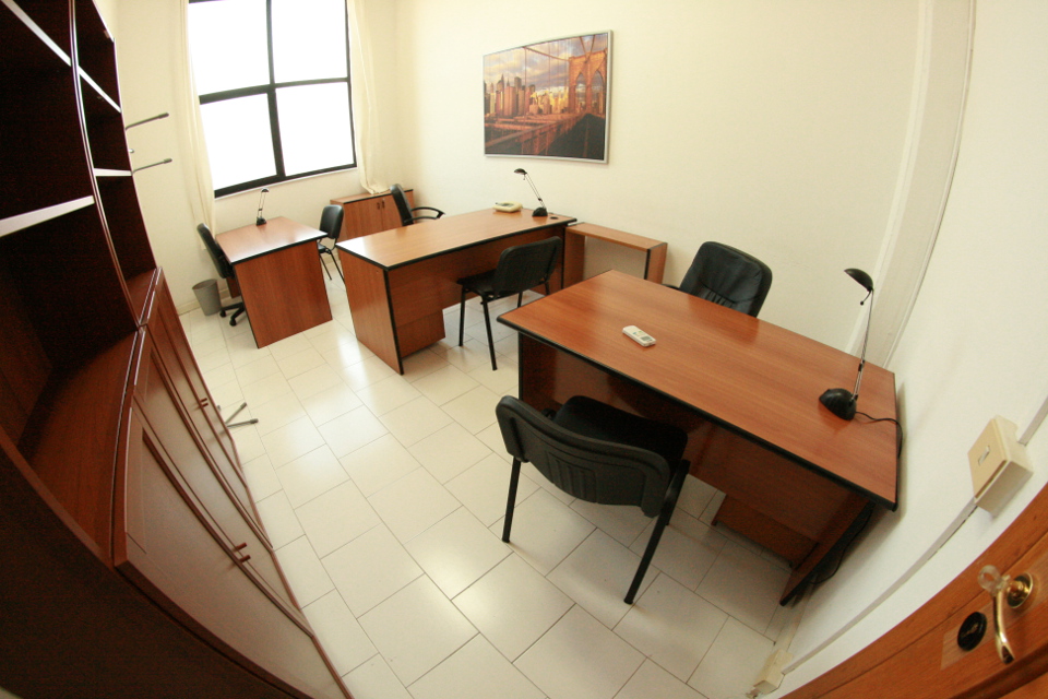 Locale attrezzato a Napoli in business center, con parcheggi e vigilanza