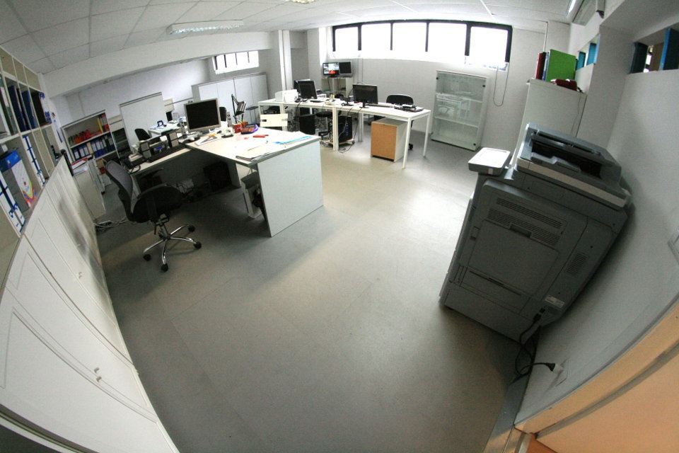 Postazioni di lavoro condivise nello spazio coworking