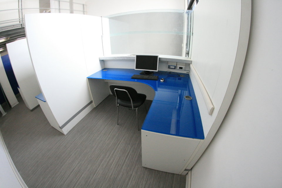 Postazioni di lavoro condivise nello spazio coworking
