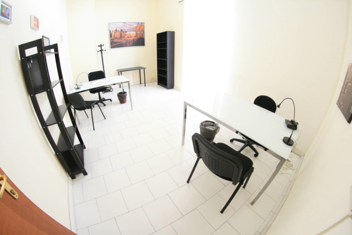 Napoli affitto locale attrezzato pronto all’uso con parcheggio €200 mese