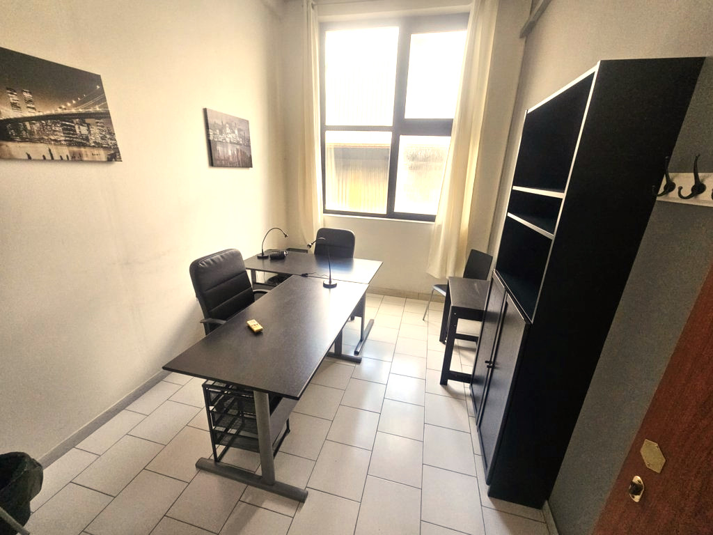 Scopri il Tuo Nuovo Ufficio Arredato a Napoli: Connettività, Comfort e Accessibilità