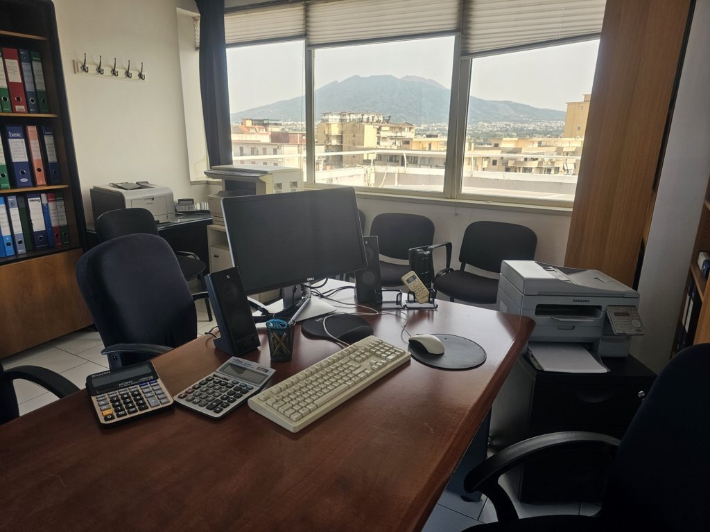 Ufficio privato panoramico in coworking a Napoli